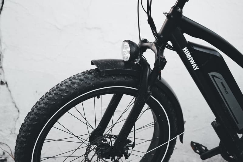 Front wheel and downtube battery of a fat-tyre electric bike
